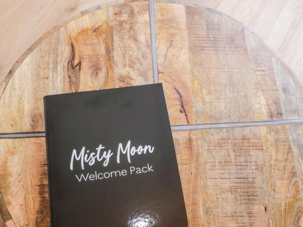 Misty Moon Villa วิทบี ภายนอก รูปภาพ
